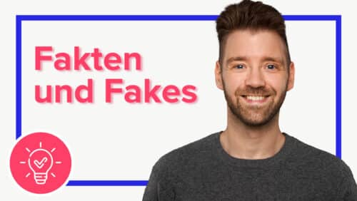 Mann mit kurzem Haar lächelt vor einem hellen Hintergrund, umgeben von Text "Fakten und Fakes" und einem Symbol.