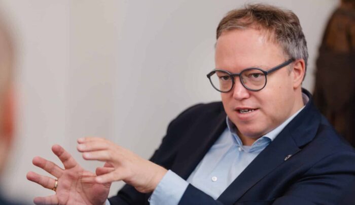 Mario Voigt, Thüringer Ministerpräsident, führt ein Interview und gestikuliert dabei.