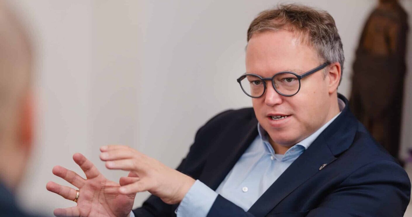 Mario Voigt, Thüringer Ministerpräsident, führt ein Interview und gestikuliert dabei.
