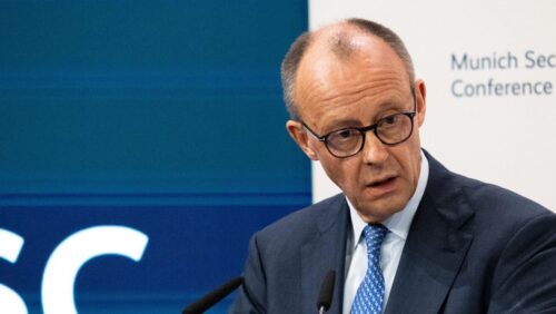 Foto: picture alliance / CHROMORANGE | Michael Bihlmayer Bundeskanzler Friedrich Merz spricht bei der Eröffnung der Münchner Sicherheitskonferenz 2026 im Hotel Bayerischer Hof.