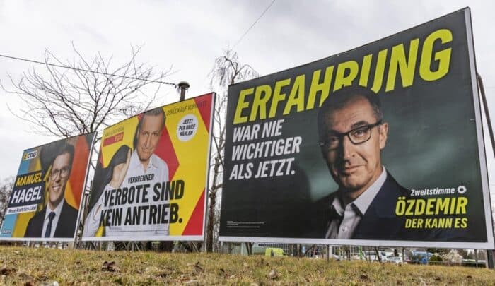 Wahlplakate mit den Slogans „Erfahrung war nie wichtiger als jetzt“ und „Verbote sind kein Antrieb“ in städtische...