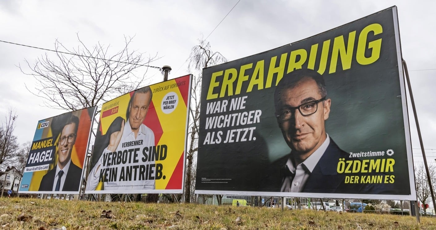 Wahlplakate mit den Slogans „Erfahrung war nie wichtiger als jetzt“ und „Verbote sind kein Antrieb“ in städtische...