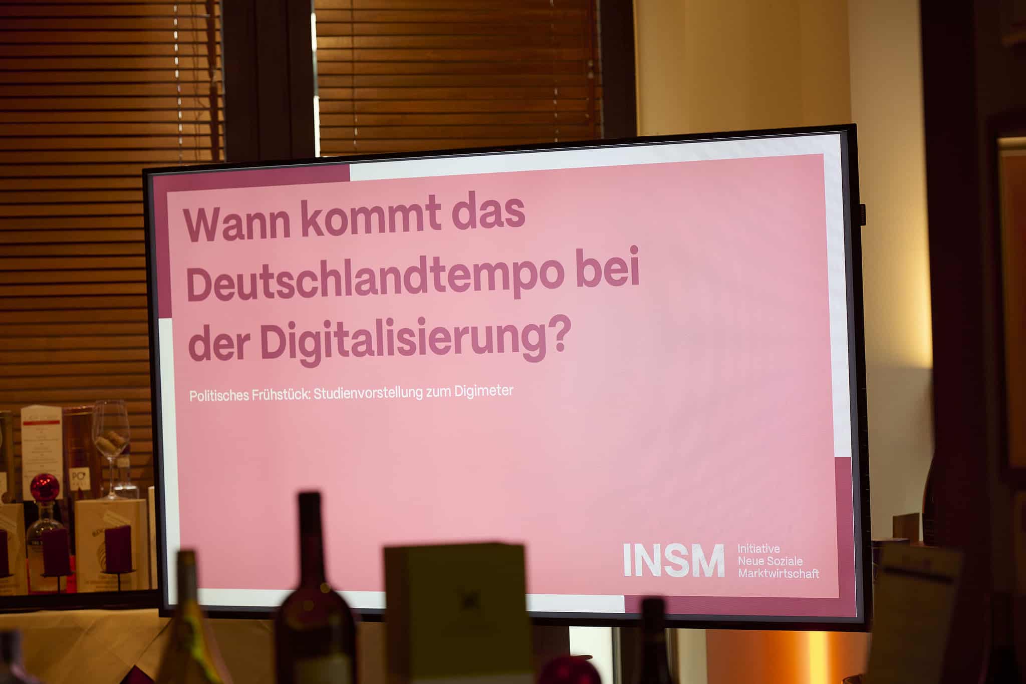 Bildschirm mit der Frage: "Wann kommt das Deutschlandtempo bei der Digitalisierung?" INSM Digimeter.