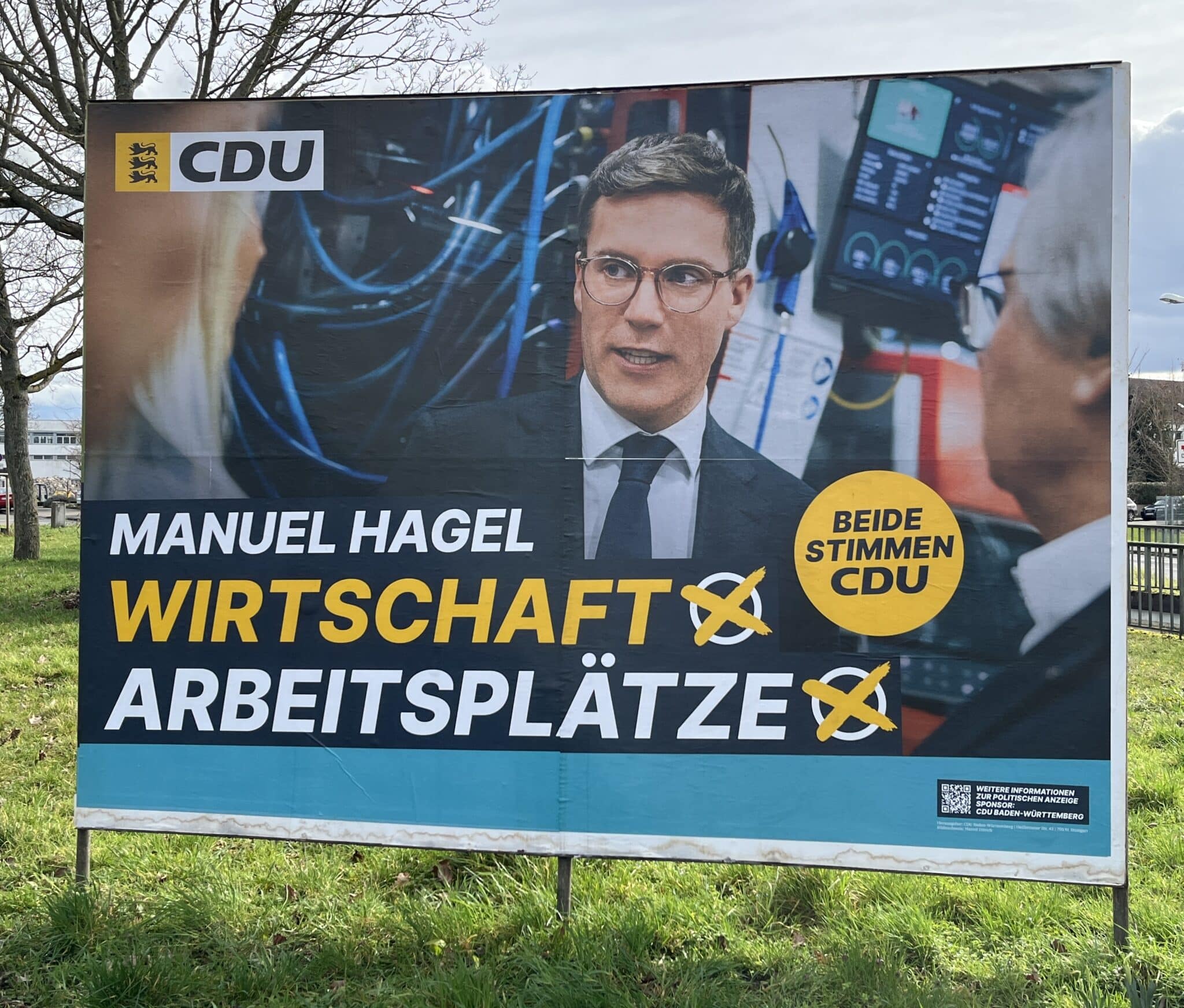 Plakat der CDU mit Manuel Hagel, Text: "Wirtschaft Arbeitsplätze", Wahlaufruf, technische Hintergrundgrafik.