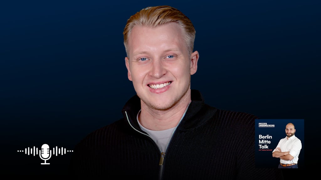 Podcast-Banner mit lächelndem Mann vor dunklem Hintergrund und Podcast-Logo links.
