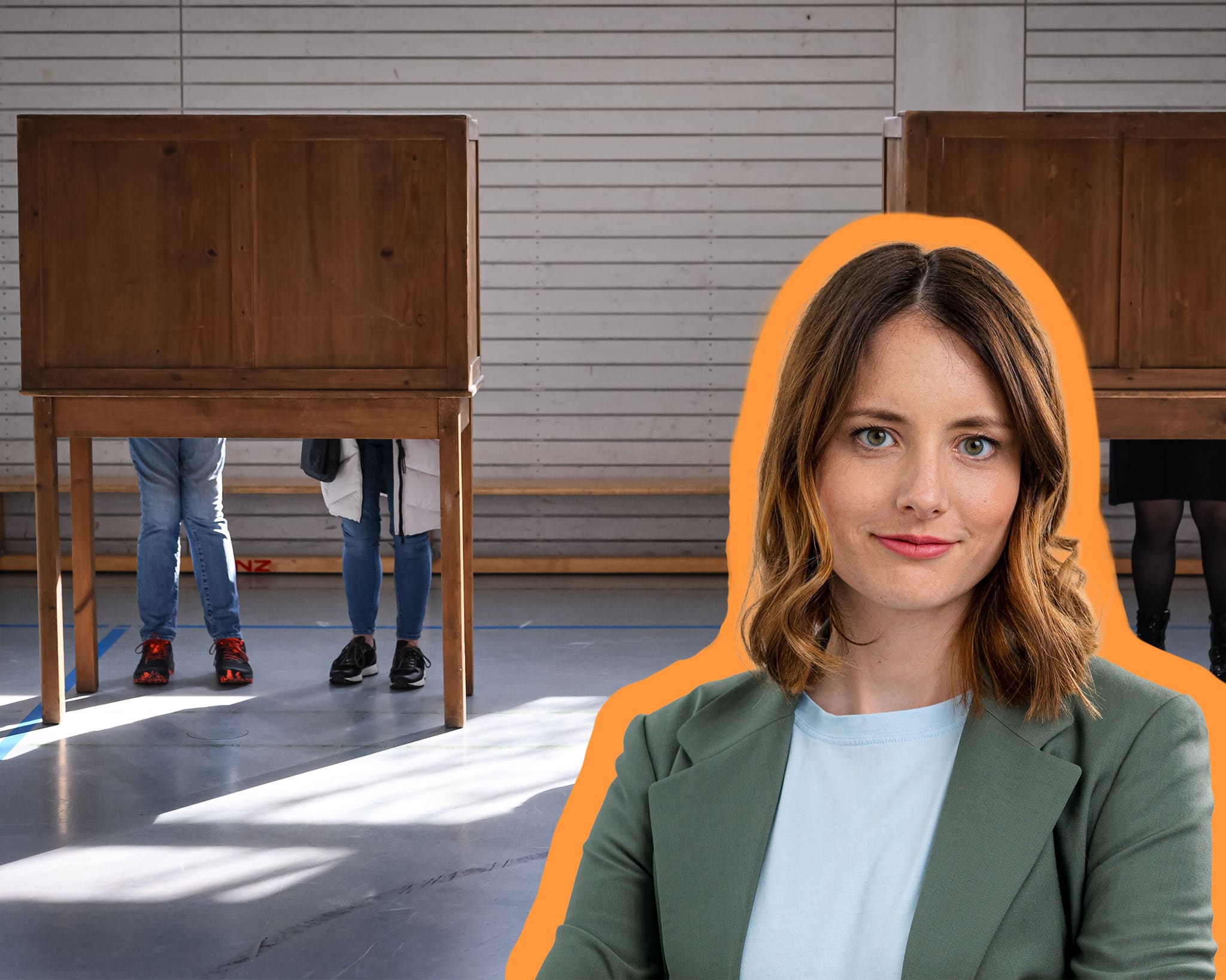 Frau mit blonden Haaren in einem Blazer vor Wahlurnen in einem hellen Raum.