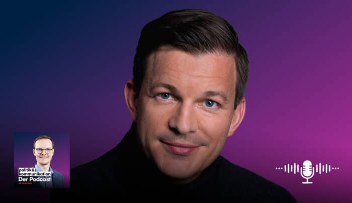 Podcast-Banner mit einem Mann in einem schwarzen Pullover vor einem violetten Hintergrund und Podcast-Logo links.