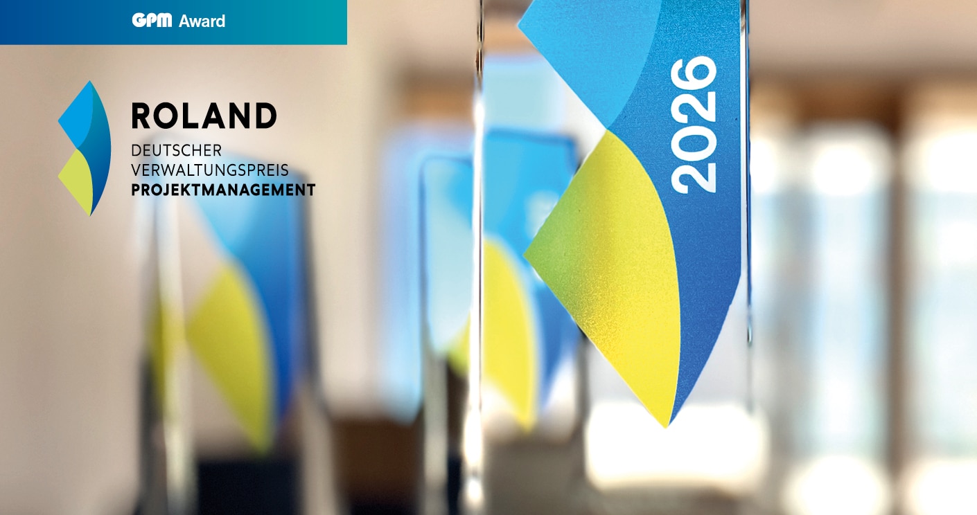 Trophäe für den Deutschen Verwaltungspreis 2026 mit blau-gelbem Design und dem Schriftzug "ROLAND".