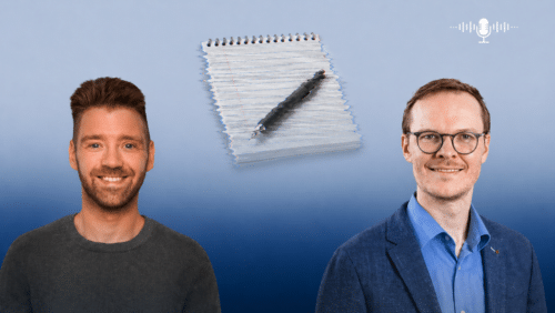 Zwei Männer stehen nebeneinander, ein Notizblock und ein Stift sind im Hintergrund sichtbar.