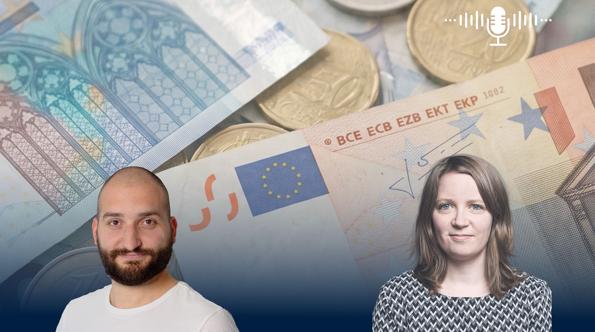 Tobias Schmidt und eine Frau im Gespräch, im Hintergrund Geldscheine und Münzen.