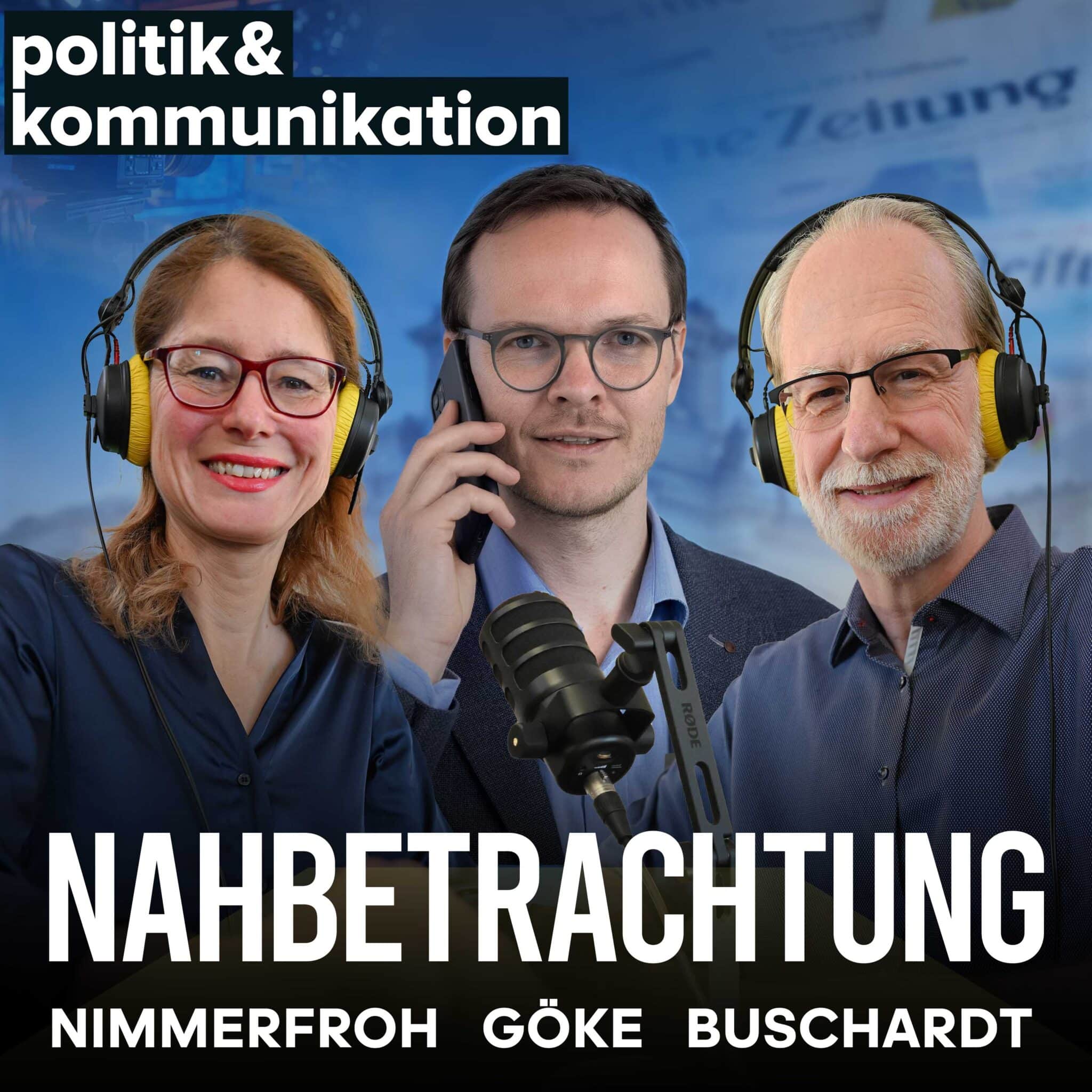 Podcast-Cover mit drei Hosts, Mikrofon, Kopfhörern und dem Titel "Nahbetrachtung" auf einem blauen Hintergrund.