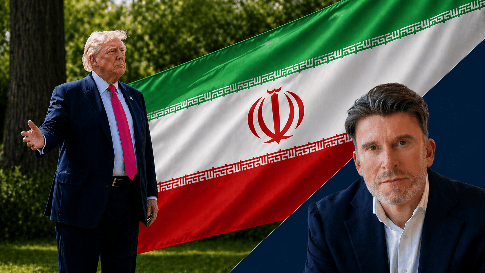 Donald Trump steht vor einer großen iranischen Flagge, während ein Mann im Anzug im Vordergrund zu sehen ist.