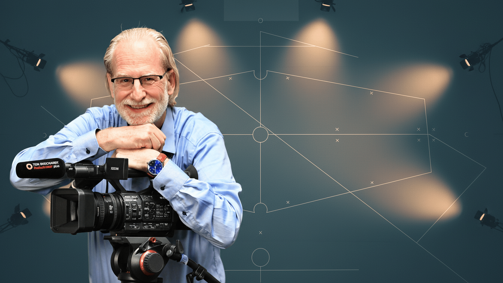 Ein älterer Mann mit Brille lächelt, während er eine Kamera hält, vor einem beleuchteten Hintergrund mit geometrischen...