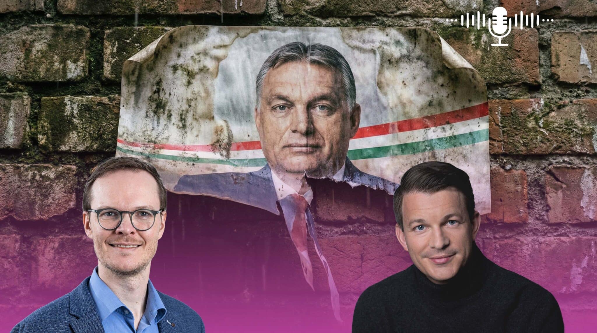 Zwei Männer stehen vor einer zerknitterten Wand mit einem Bild von Viktor Orbán, umgeben von pinkem Farbverlauf.