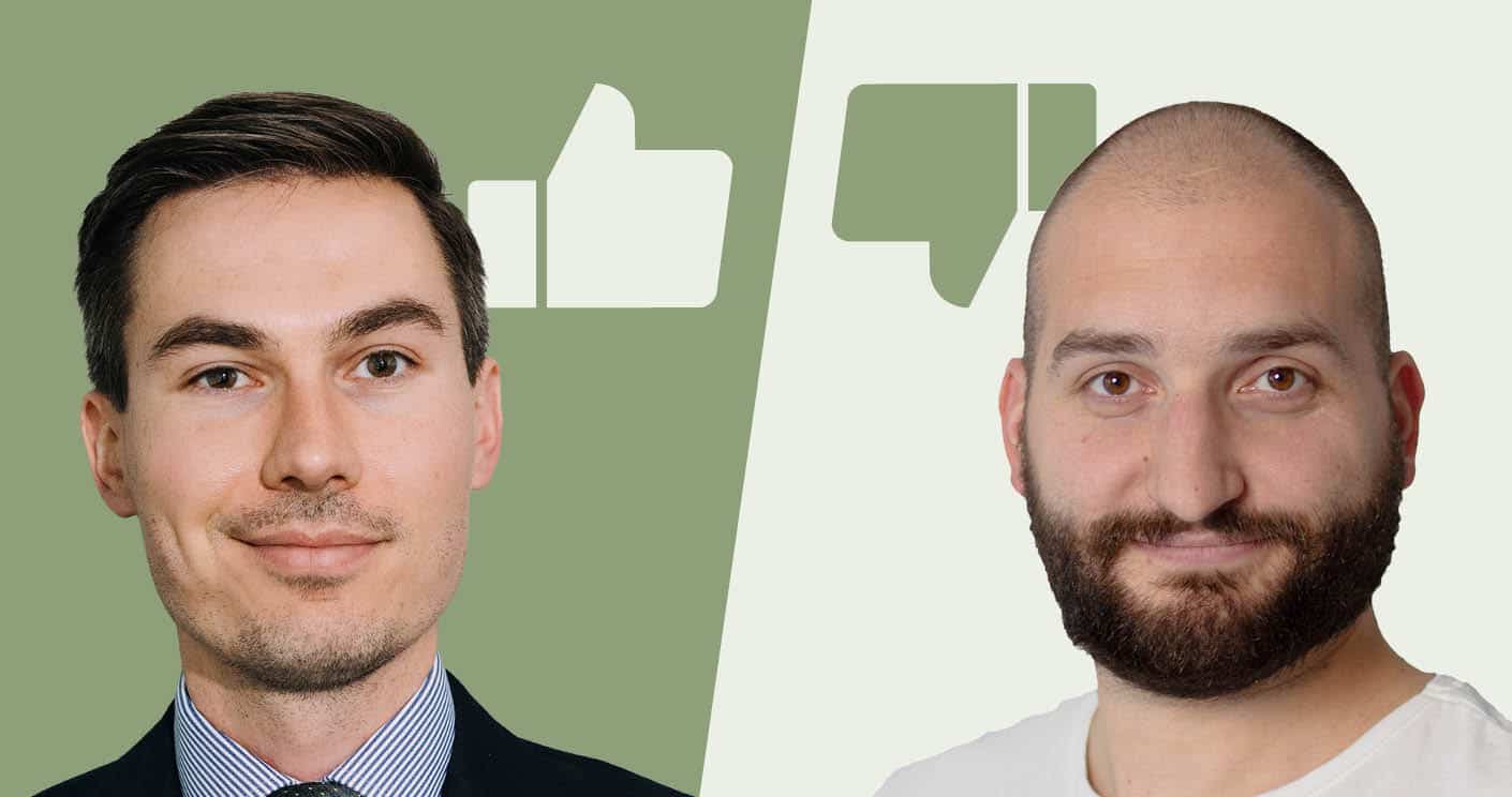 Zwei Männer mit neutralem Ausdruck, einer in Anzug, der andere in T-Shirt, hinter ihnen Daumen hoch und runter Symbole.