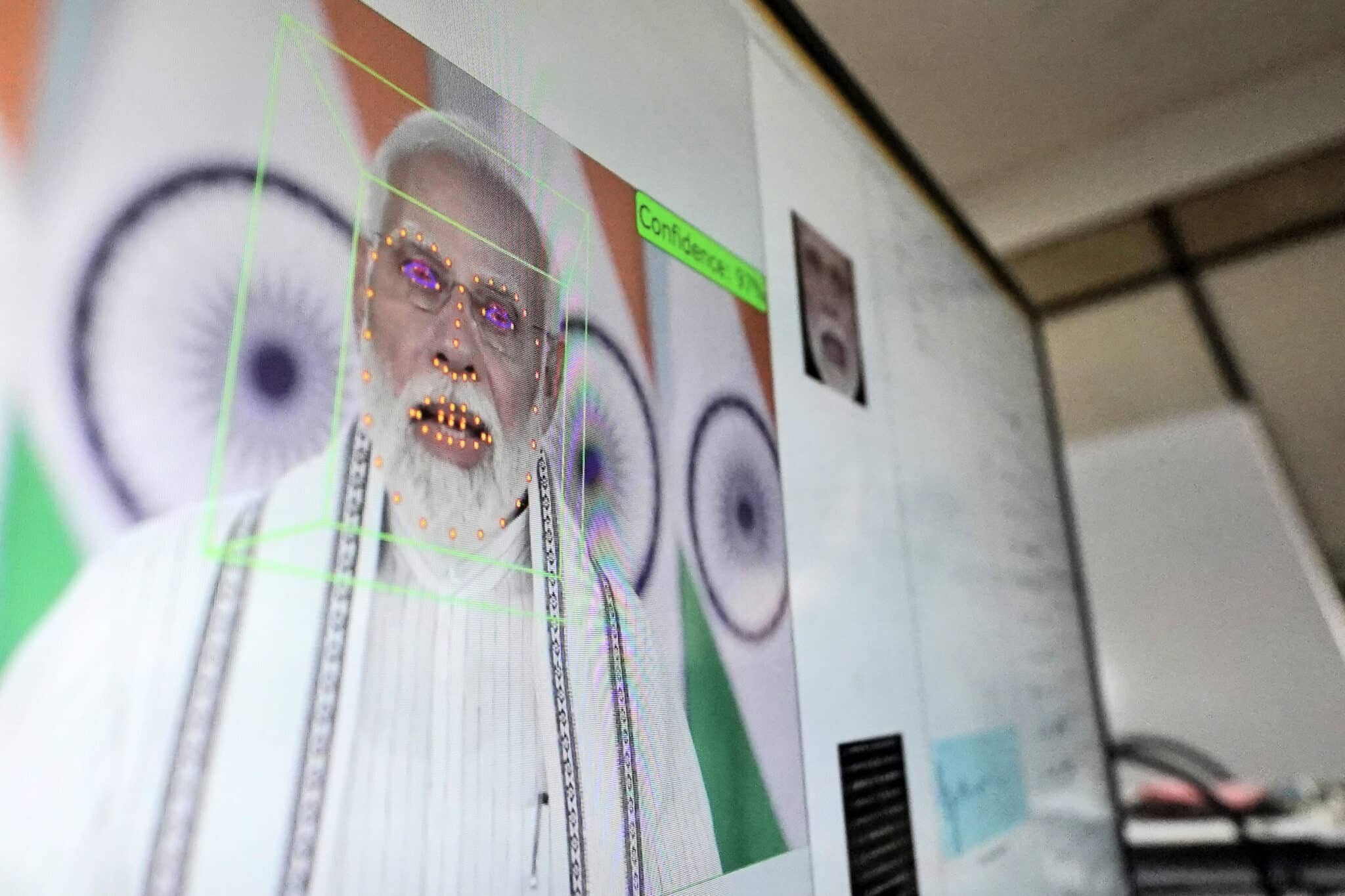 Bildschirm mit Analyse des Gesichts von Premierminister Modi zur Erstellung eines Avatars, im Hintergrund indische Flagge.