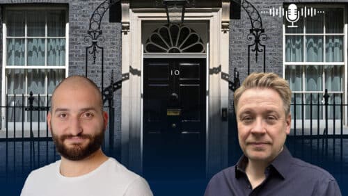 Zwei Männer stehen vor der Tür von Nummer 10 Downing Street, umgeben von einem dunklen Hintergrund.