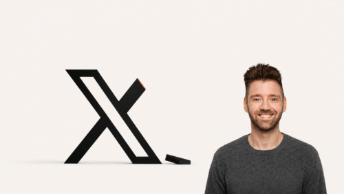 Mann mit kurzem Haar lächelt neben einem stilisierten, schwarzen "X" auf hellem Hintergrund.