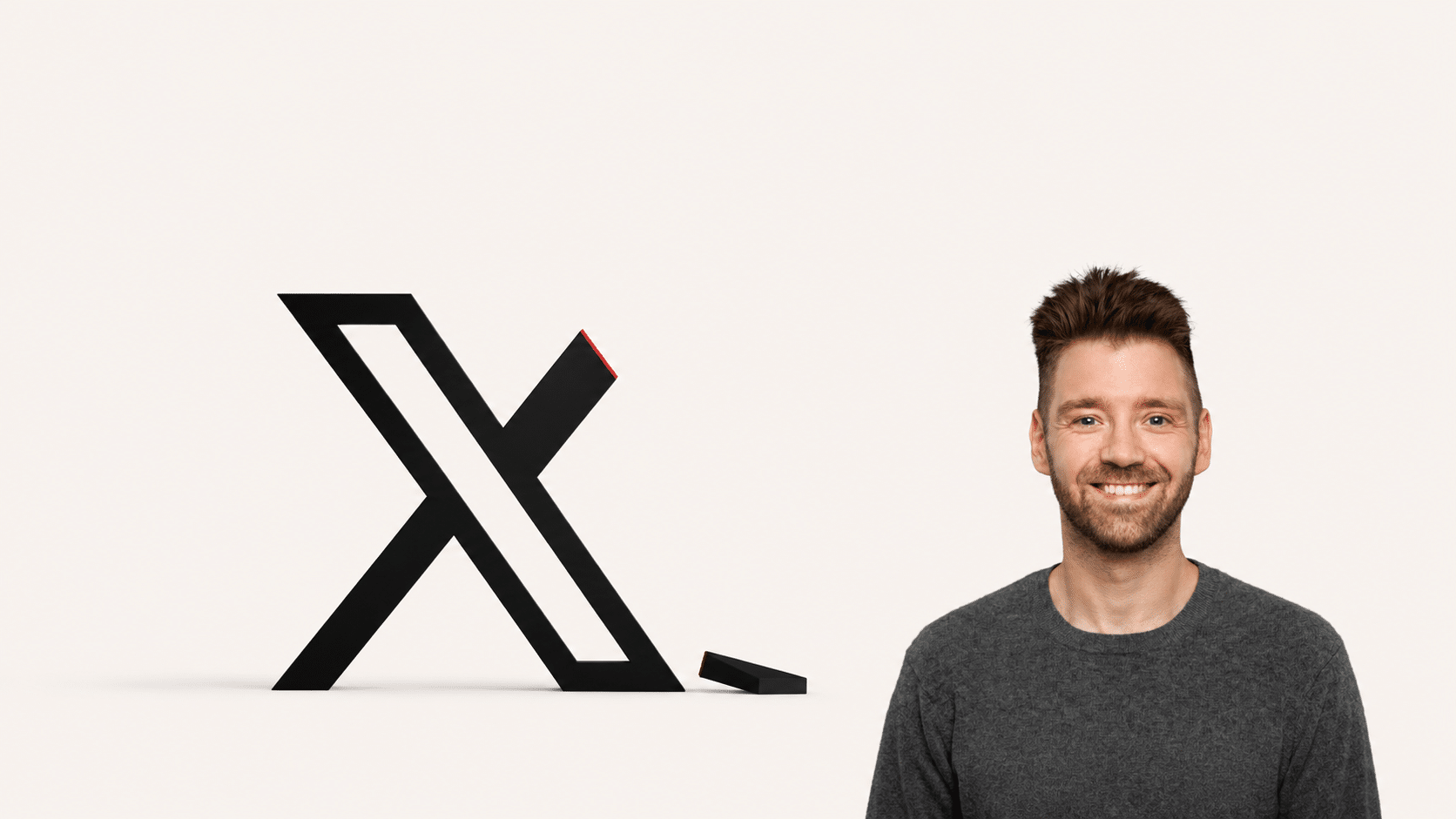 Mann mit kurzem Haar lächelt neben einem stilisierten, schwarzen "X" auf hellem Hintergrund.