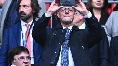 Friedrich Merz fotografiert mit einem Smartphone im Wembley Stadion während des Spiels Borussia Dortmund gegen Real Madrid.