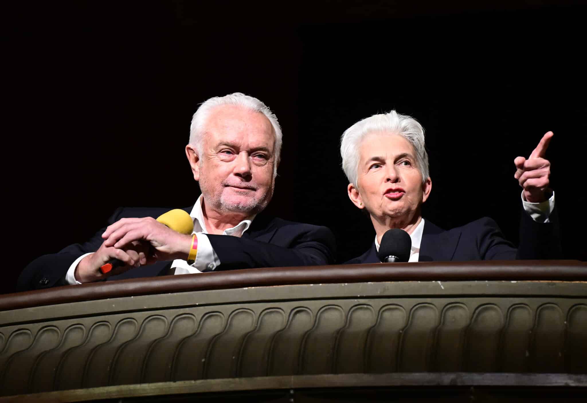 Wolfgang Kubicki und Marie-Agnes Strack-Zimmermann sitzen in einer Loge beim Dreikönigstreffen der FDP im Opernhaus.