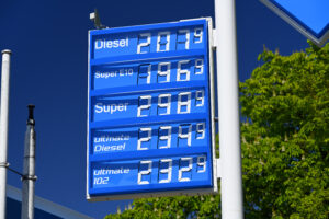 Spritpreis-Rodeo an der Preistafel einer Tankstelle in Bergedorf Hamburg Deutschland. | politik&kommunikation Preistafel einer Tankstelle in Bergedorf, Hamburg, zeigt aktuelle Spritpreise für Diesel und Superbenzin.