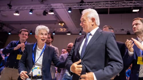 Wolfgang Kubicki erhält Glückwünsche von Marie-Agnes Strack-Zimmermann beim FDP Bundesparteitag, umgeben von applaudier...
