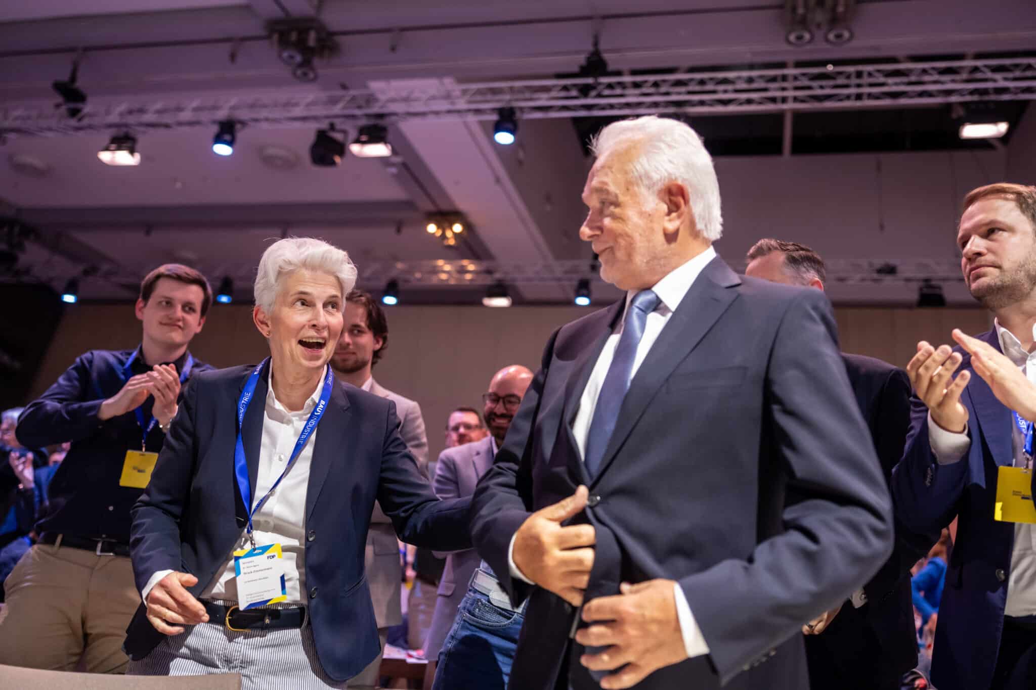 Wolfgang Kubicki erhält Glückwünsche von Marie-Agnes Strack-Zimmermann beim FDP Bundesparteitag, umgeben von applaudier...