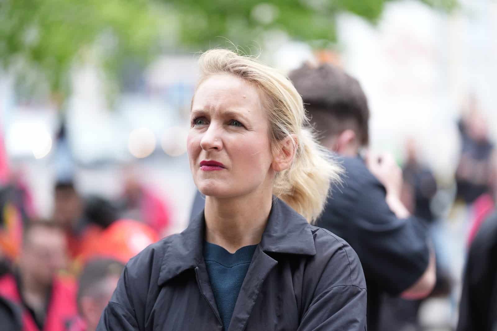 Ines Schwerdtner (Die Linke) nimmt an einer IG-Metall-Kundgebung teil.