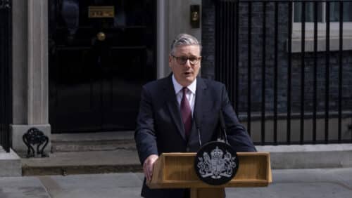 Keir Starmer steht am Rednerpult vor 10 Downing Street und kündigt seine Rücktrittsankündigung an.