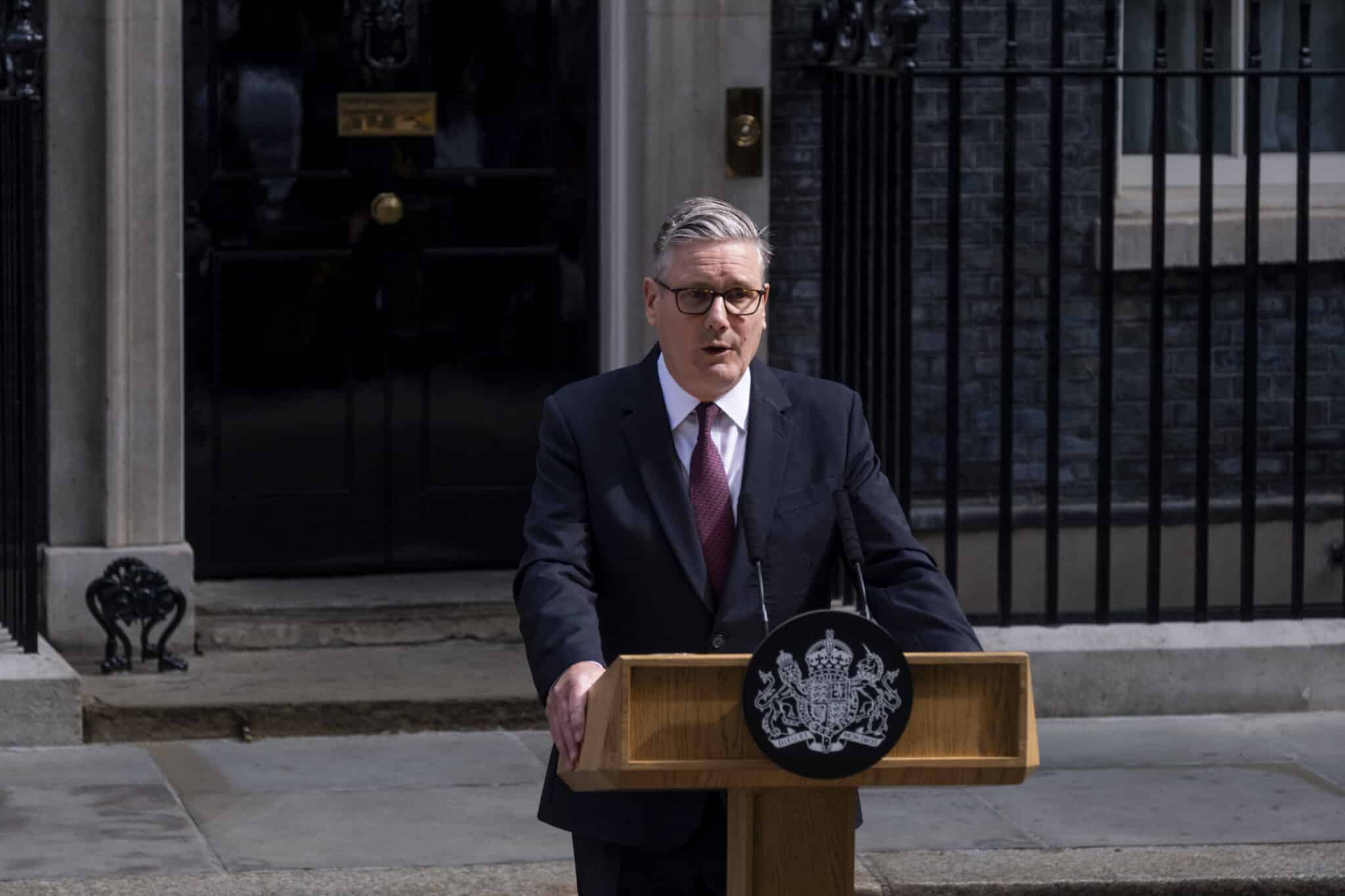 Keir Starmer steht am Rednerpult vor 10 Downing Street und kündigt seine Rücktrittsankündigung an.