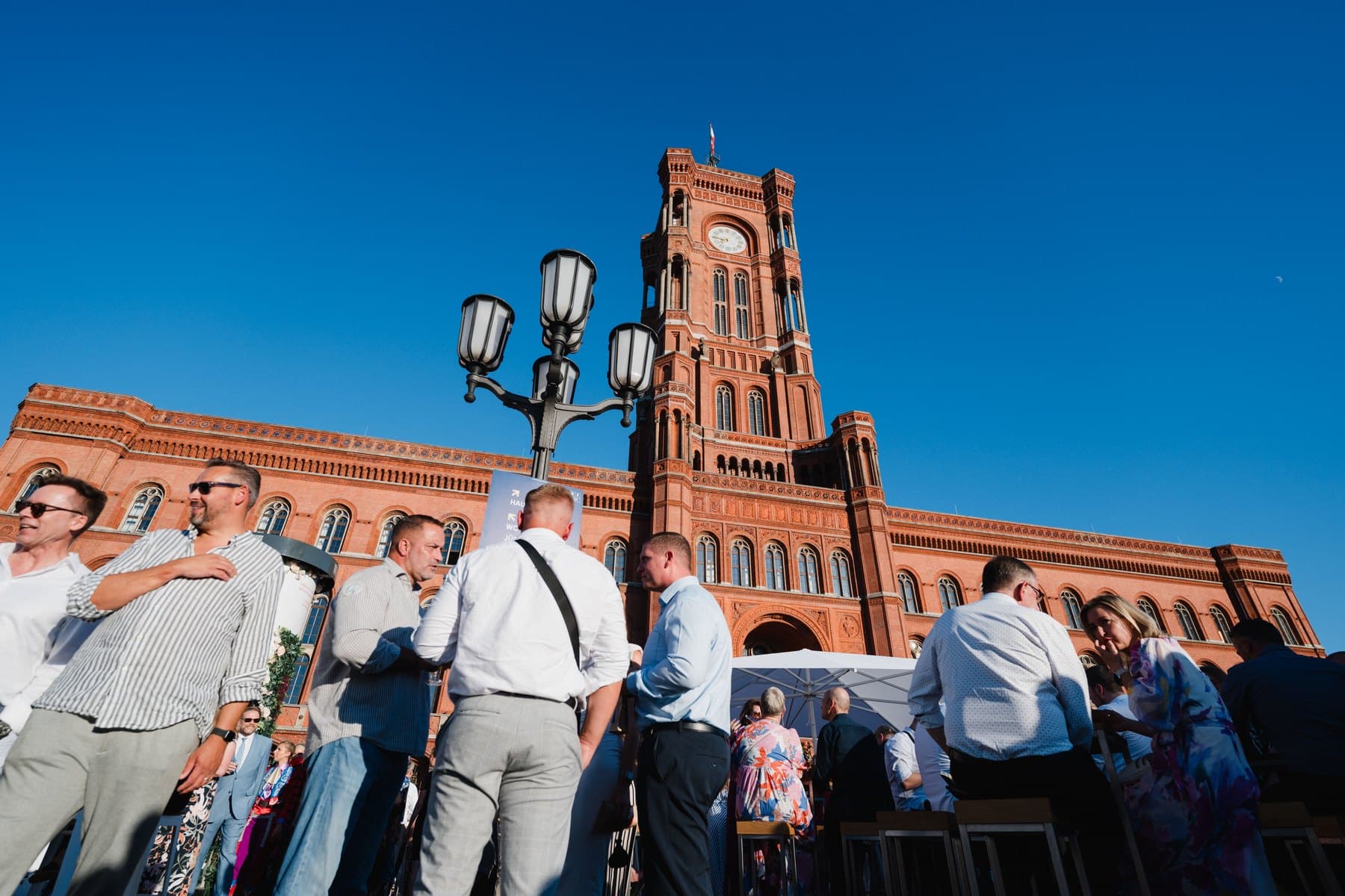 Blick auf das Berliner Hoffest im Roten Rathaus mit Gästen und Bühne.