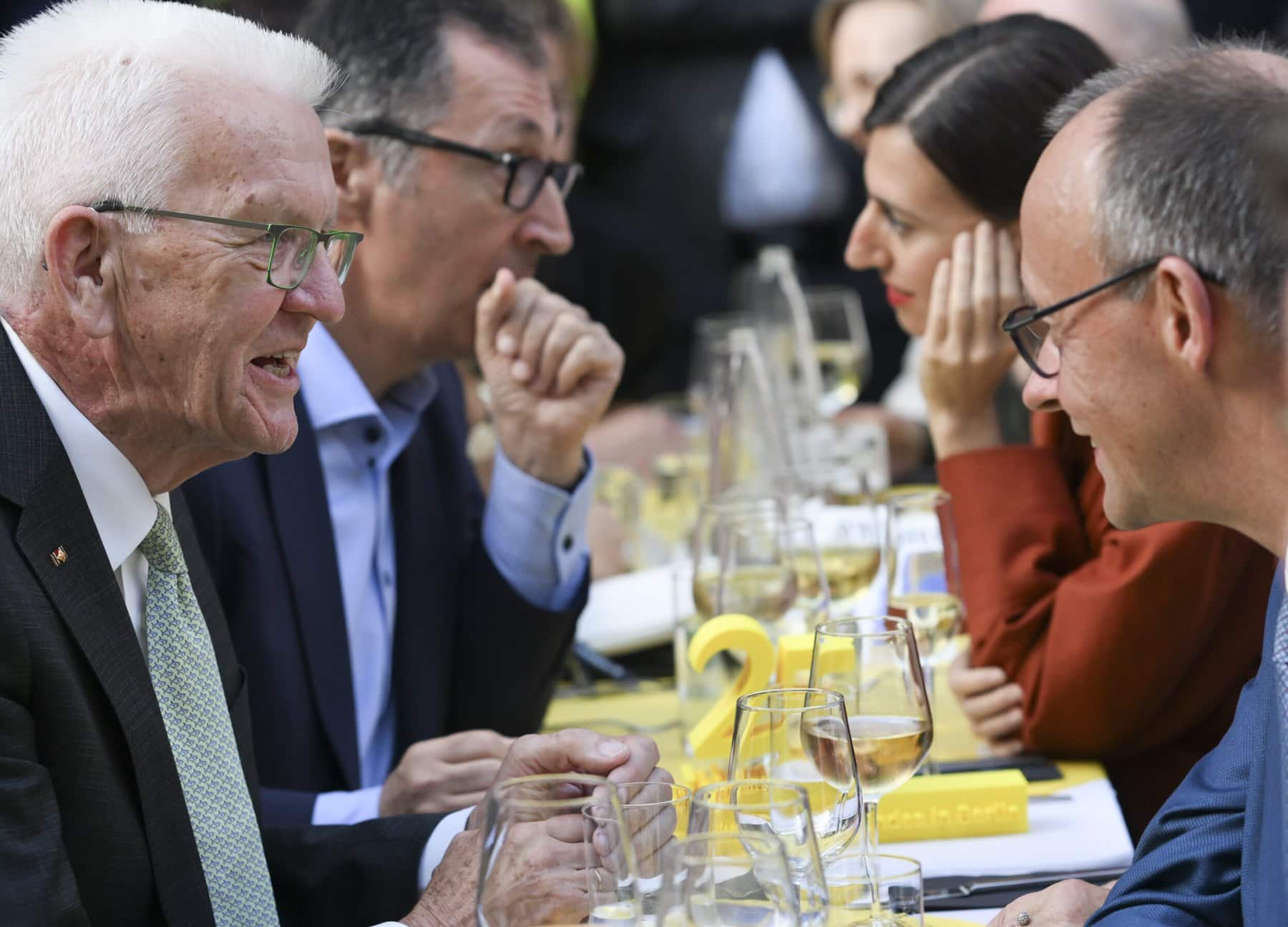Winfried Kretschmann und Friedrich Merz im Gespräch bei der Stallwächterparty der Landesvertretung Baden-Württemberg.
