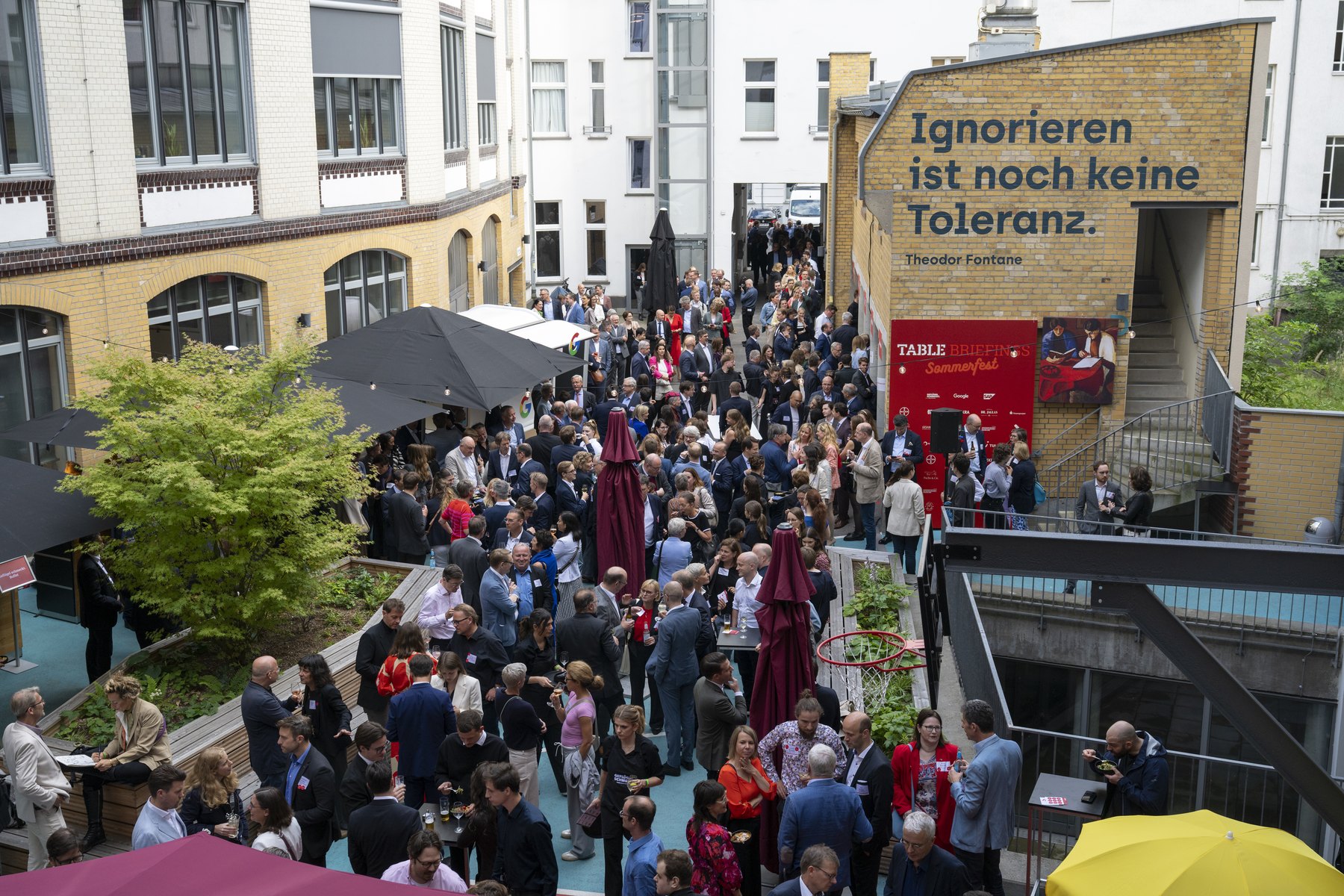 Gäste beim Sommerfest von Table.Briefings.