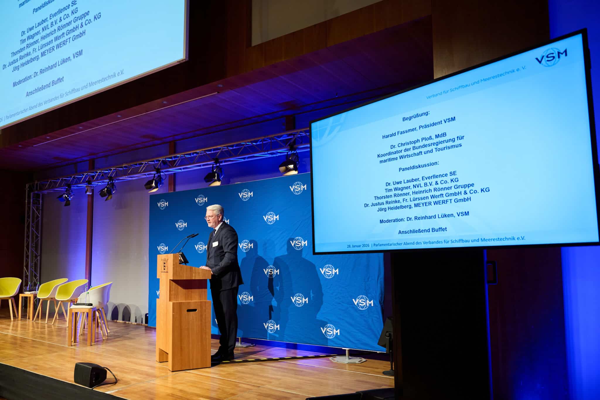 Parlamentarischer Abend des VSM in Berlin, mit Redner auf der Bühne und Präsentation im Hintergrund.