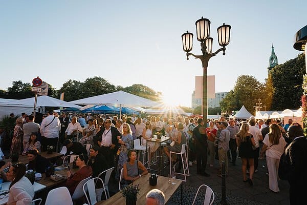Gäste beim Berliner Hoffest im Roten Rathaus.