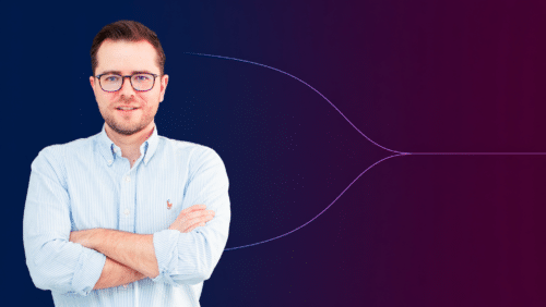 Florens Mayer freigestellt vor einem Navy-Aubergine-Verlauf, in dem zwei Linien zu einer verschmelzen – Sinnbild für Kompromiss und Debattenkultur.