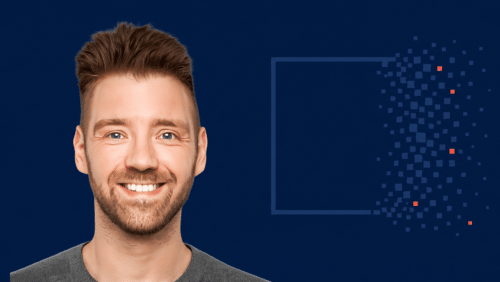 Lächelnder Mann mit braunem Haar vor einem blauen Hintergrund mit grafischen Elementen auf der rechten Seite.