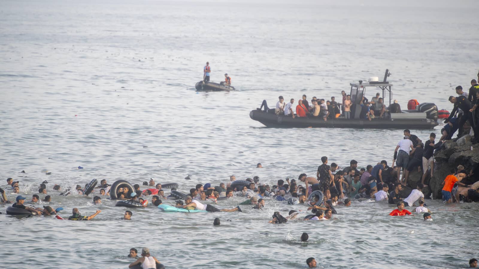 Tausende Migranten versuchen, aus Marokko in die spanische Exklave Ceuta zu schwimmen. Foto: picture alliance / Anadolu | Marcos MorenoHundreds of migrants reach Spains Ceuta after swimming from Morocco