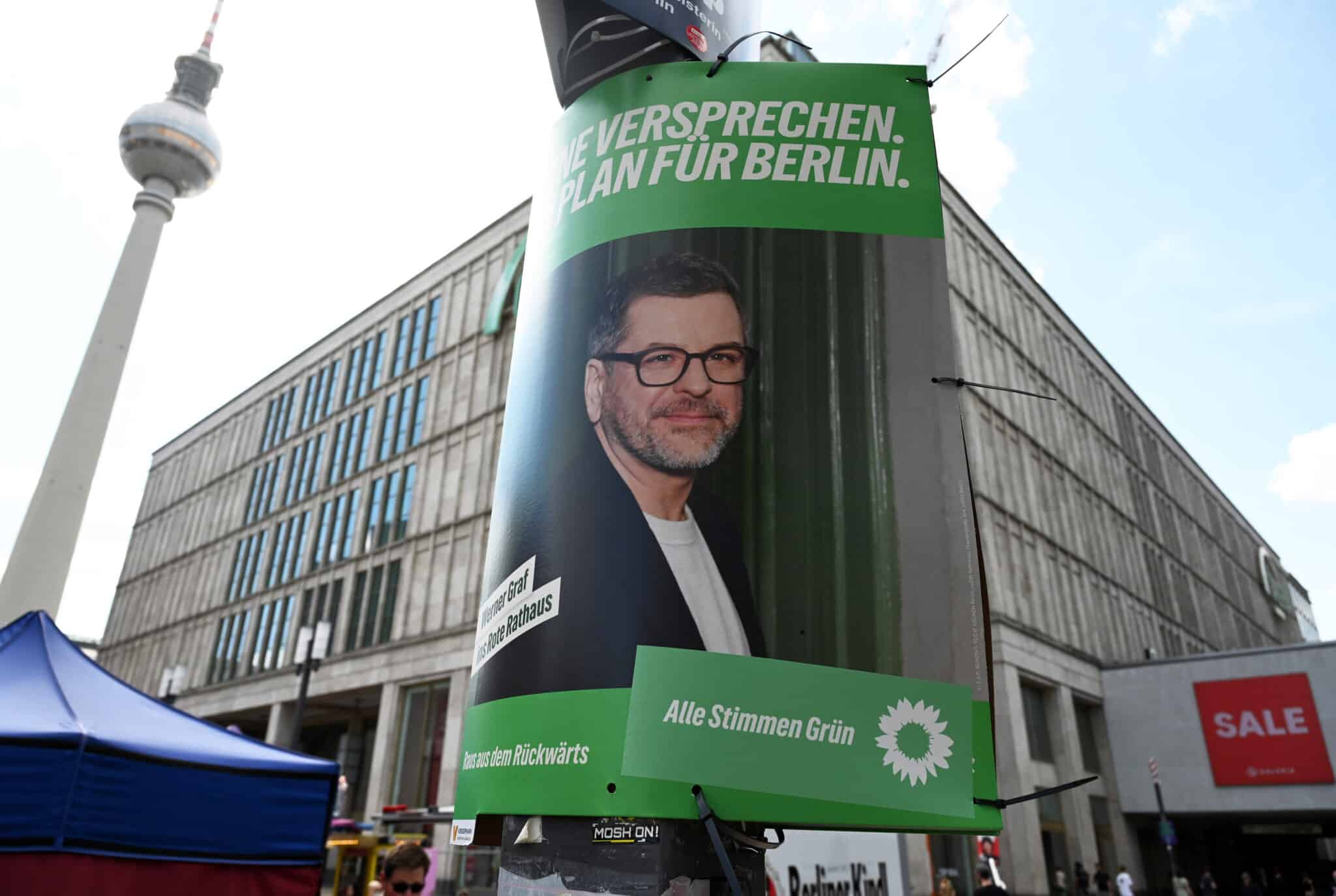 Wahlplakat von Werner Graf der Grünen in Berlin, mit Slogan und Sicht auf den Fernsehturm im Hintergrund.