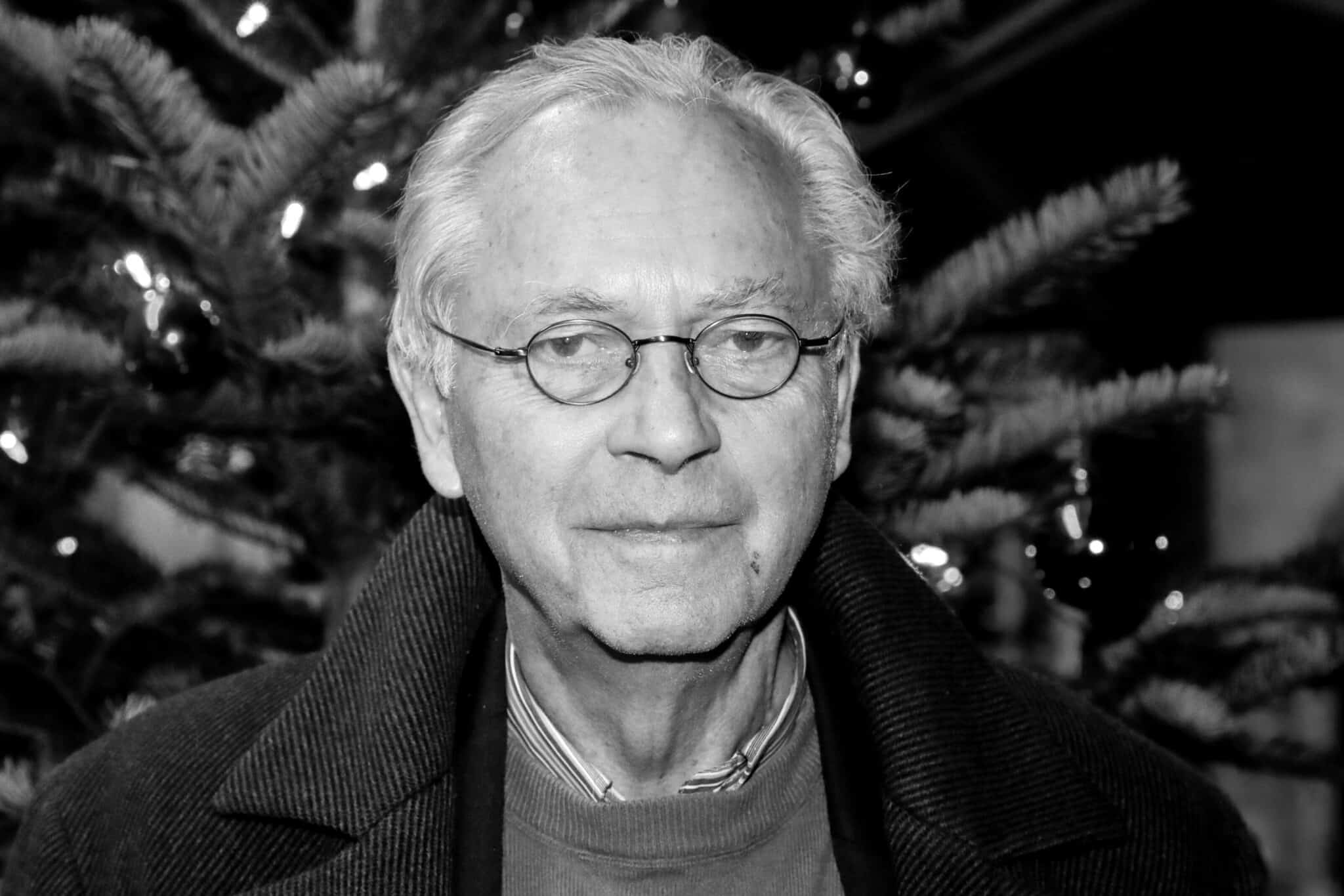 Uwe-Karsten Heye, ehemaliger Regierungssprecher, steht vor einem Weihnachtsbaum in einem Restaurant.