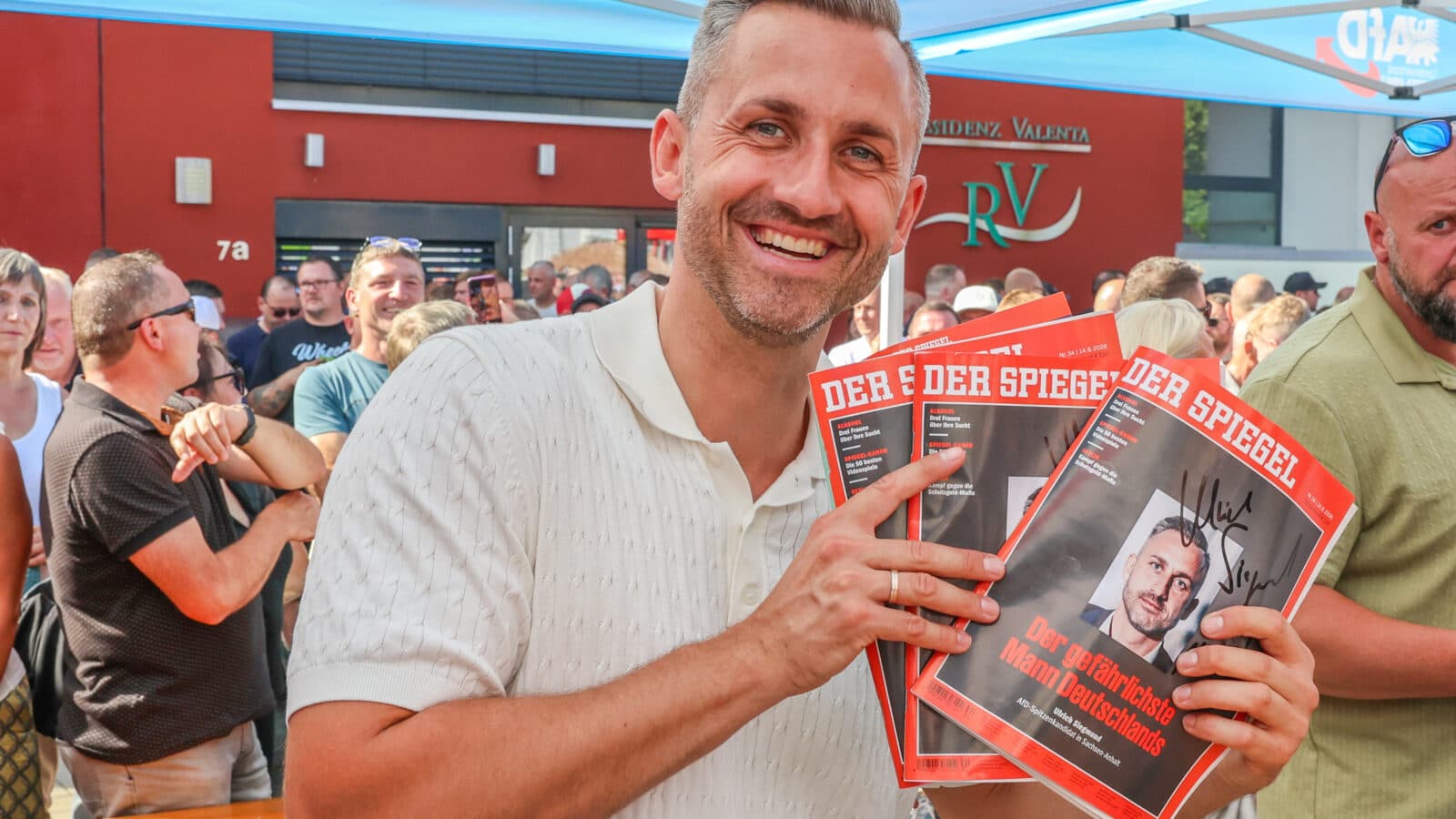 Ihn hat es gefreut: AfD-Spitzenkandidat Ulrich Siegmund präsentiert die Spiegel-Ausgabe, die vor ihm warnt. Foto: picture alliance/dpa/Peter Gercke.