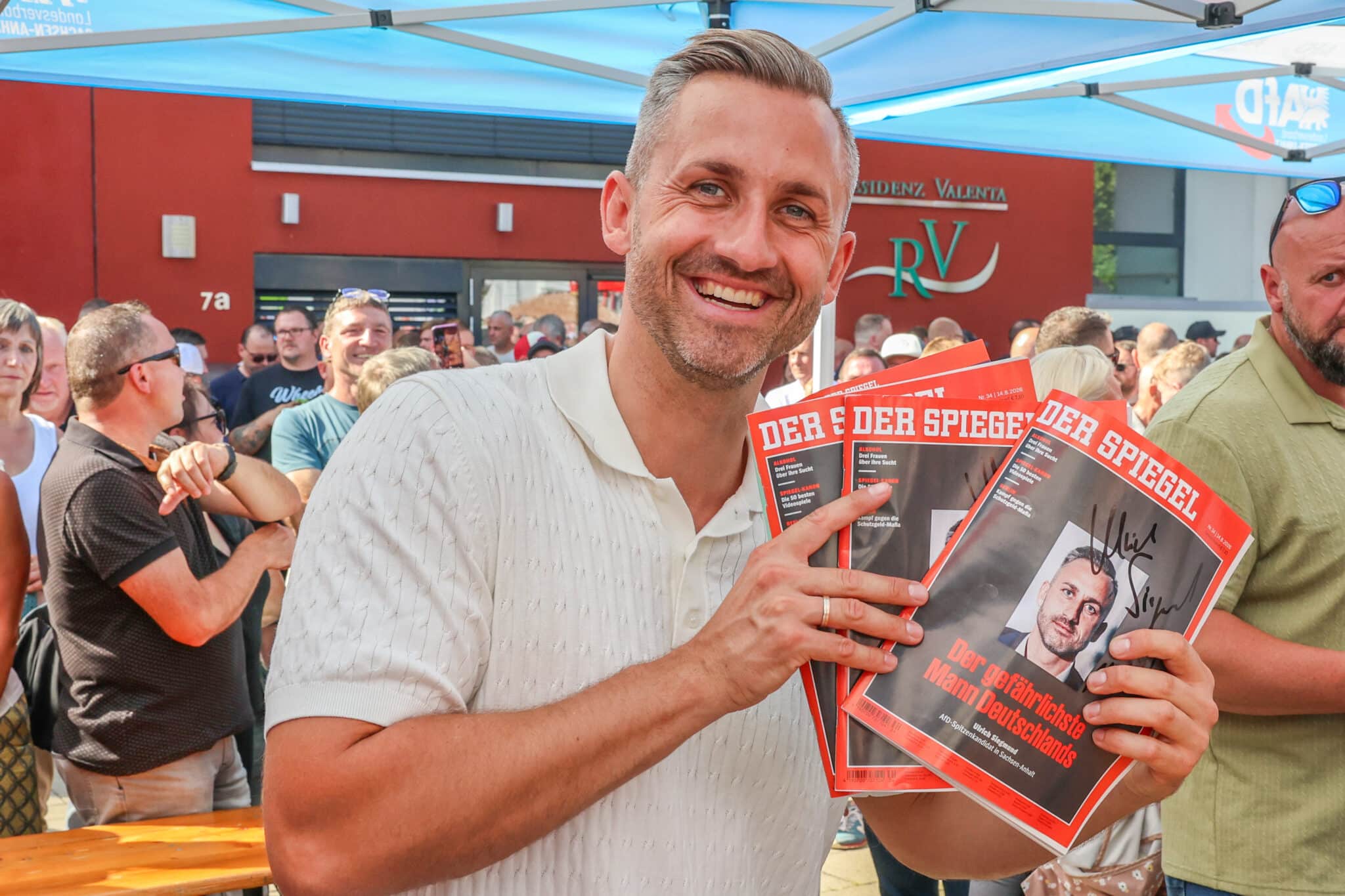 Ulrich Siegmund, AfD-Spitzenkandidat, hält mehrere Ausgaben des "Spiegel" beim AfD-Familienfest in Sachsen-Anhalt.
