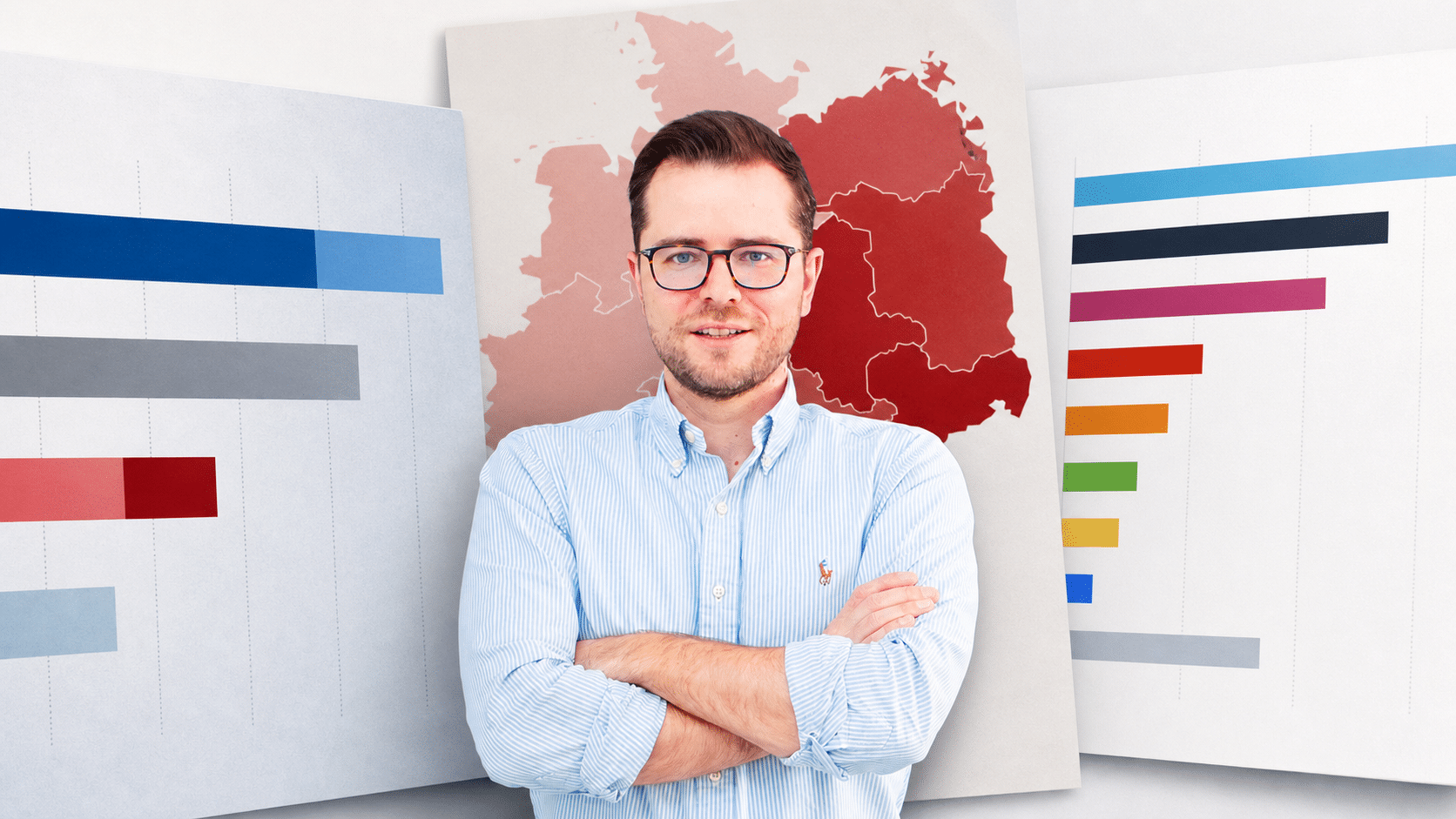 Mann mit Brille und Hemd steht vor Grafiken und Karten, die Daten und Statistiken zu Deutschland zeigen.