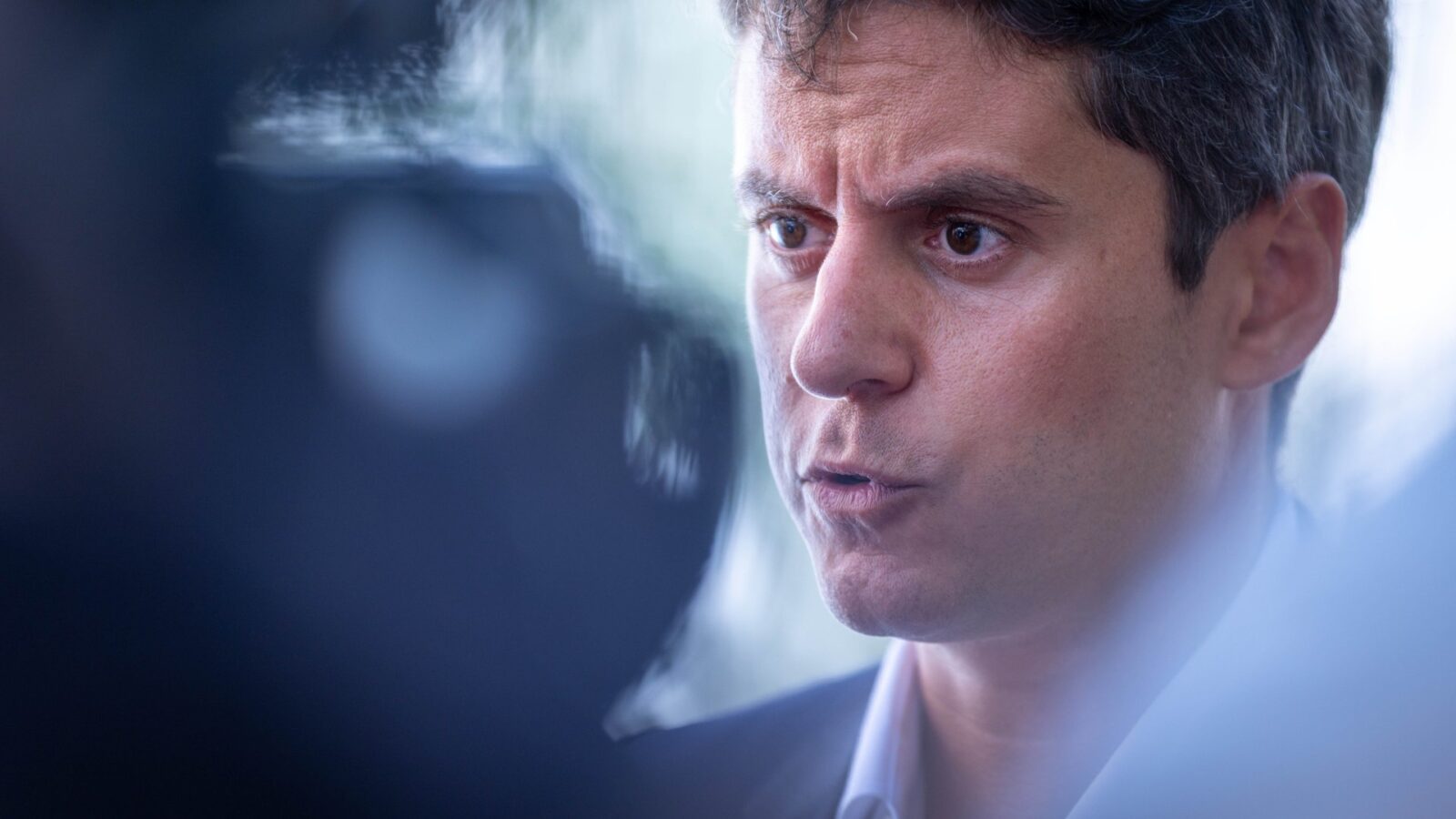 Frankreichs Präsidentschaftsbewerber wie Gabriel Attal werden mit gezielten Desinformationskampagnen angegriffen. Attal beim Besuch eines Kinder-Sozialzentrums der Vereinigung Droit à l'enfance in Aulnay-sous-Bois, 20. August 2026. Foto: Franck Derouda/picture alliance