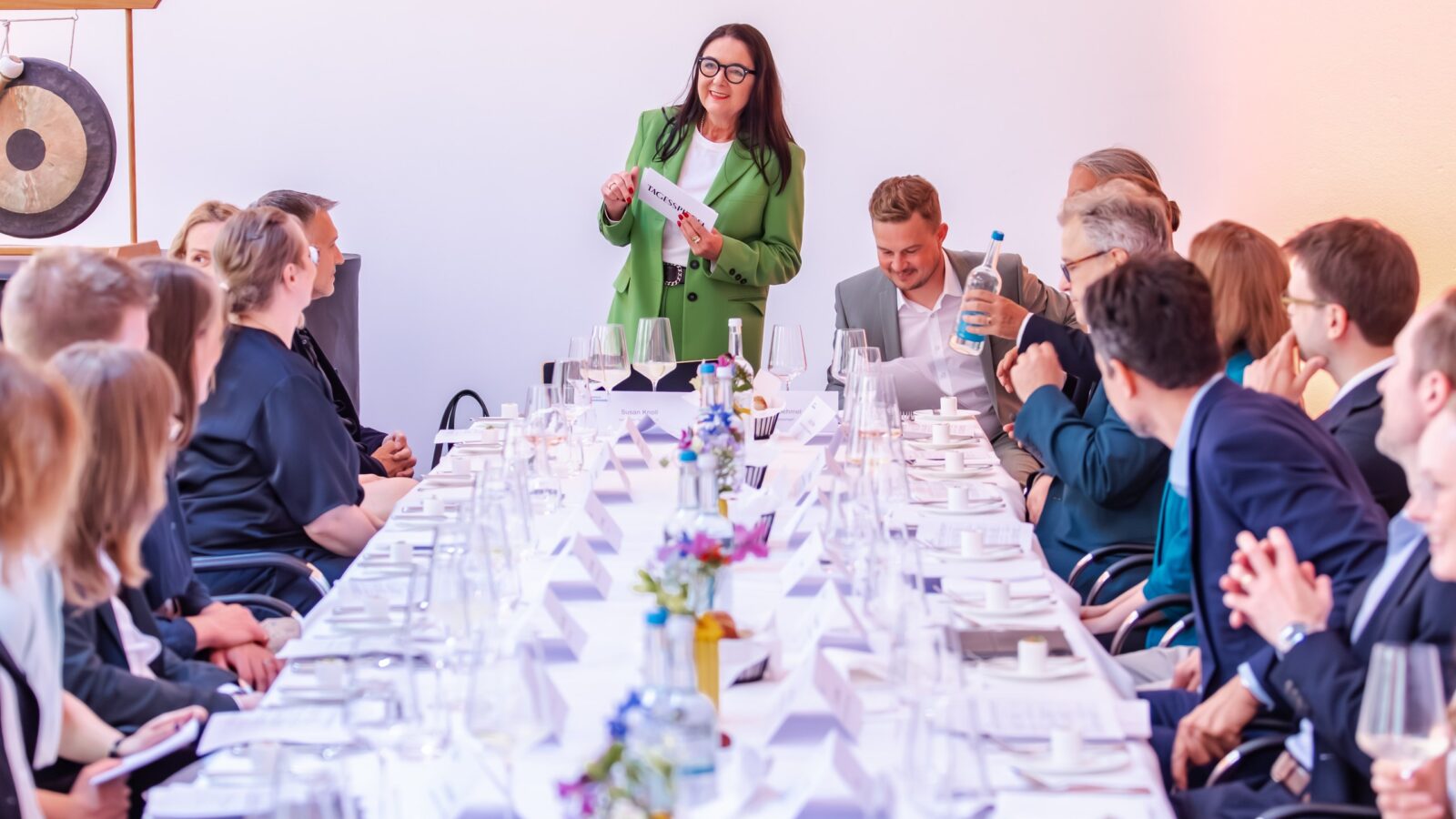 Die "Kaminrunde" des "Tagesspiegel": Ein Live-Format, bei dem Gäste im direkten Austausch mit dem Medienhaus stehen. Foto: Marie Staggat / Tagesspiegel