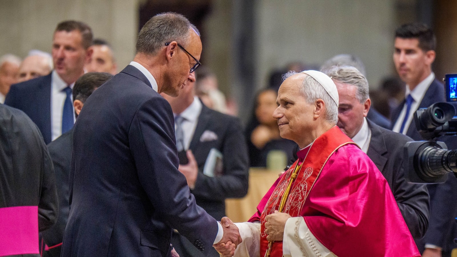 Im vergangenen Jahr reiste Bundeskanzler Friedrich Merz zur Amtseinführung des neu gewählten Papstes Leo XIV. nach Rom und gratulierte ihm zu seiner Wahl. Foto: Michael Kappeler/picture alliance.