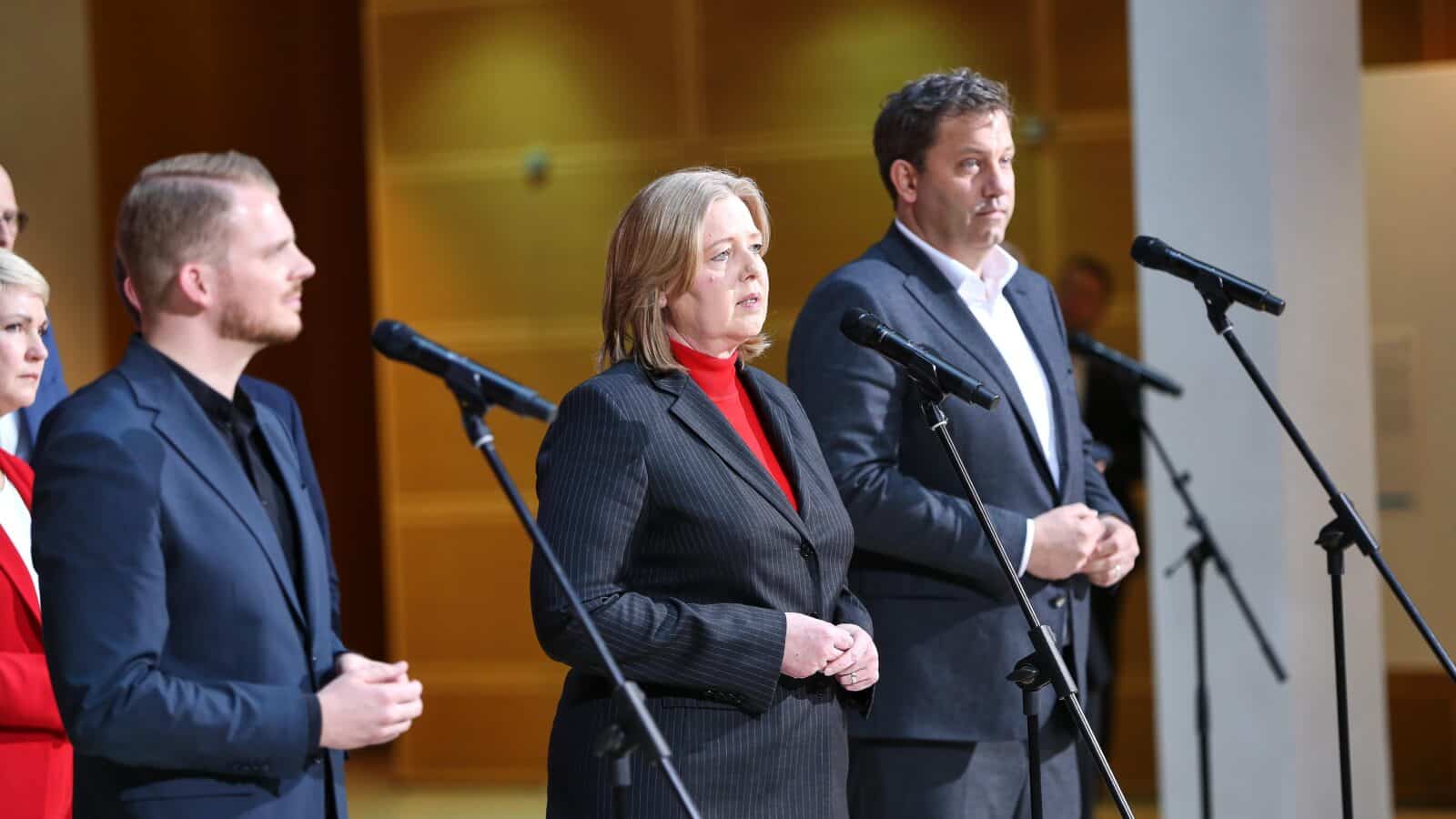 Die SPD sucht nach ihrer Rolle. Tim Klüssendorf, Bärbel Bas und Lars Klingbeil bei einer Krisensitzung am 27. März 2026 im Willy-Brandt-Haus in Berlin. Foto: picture alliance/dts-Agentur