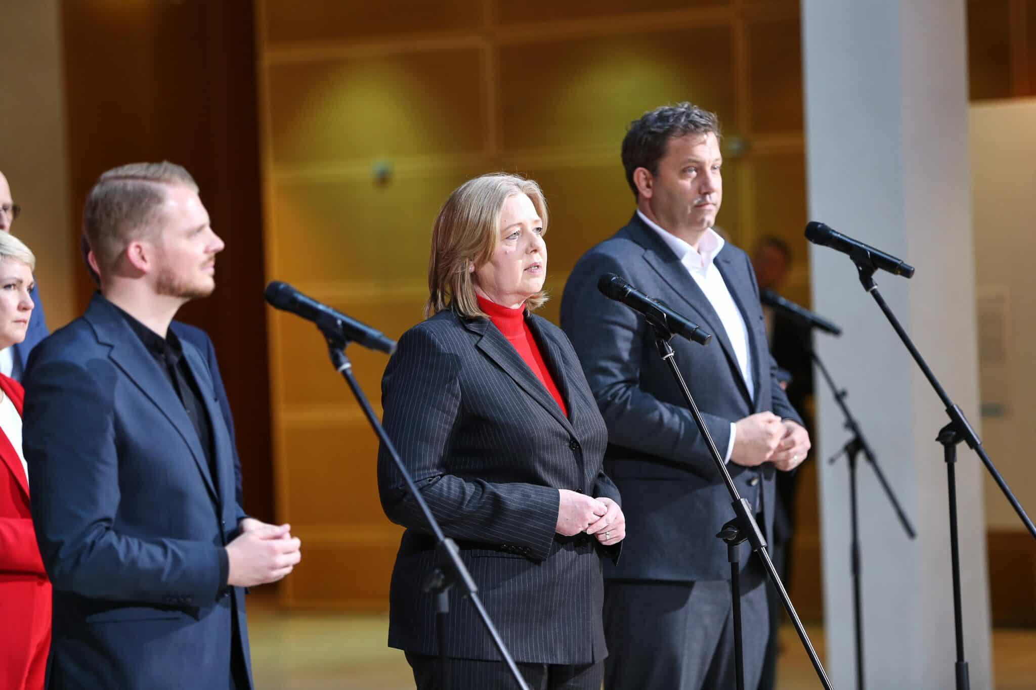 Pressekonferenz im Willy-Brandt-Haus: Bärbel Bas, Tim Klüssendorf und Lars Klingbeil stehen an Mikrofonen.