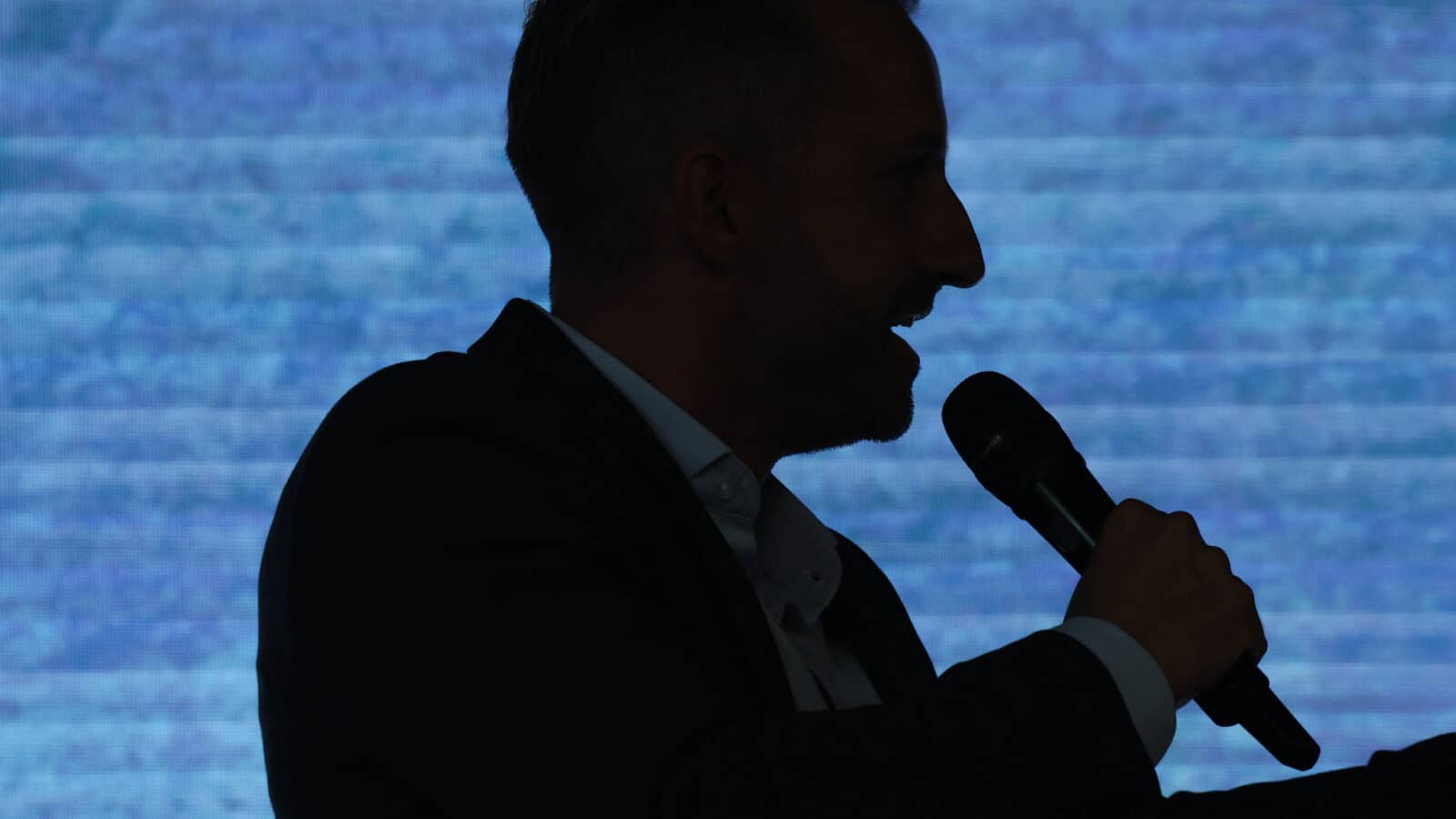 Umfragen entscheiden mit, wer im Rampenlicht steht. AfD-Spitzenkandidat Ulrich Siegmund beim Bürgerdialog in Klein Wanzleben (Sachsen-Anhalt), 31. August 2026. Foto: Peter Gercke/picture alliance